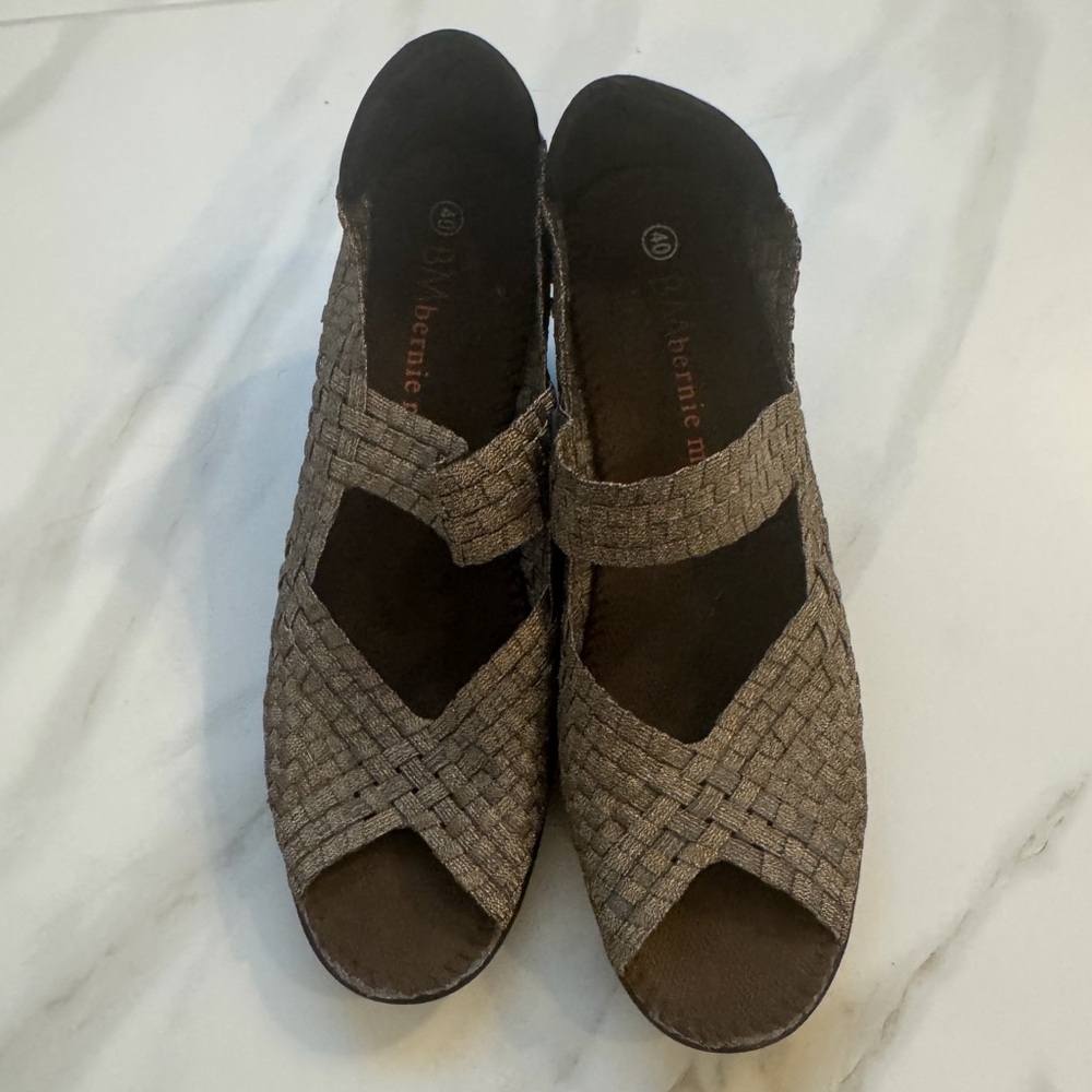 bernie mev. Women's Woven Peep-Toe Mules in Brown
